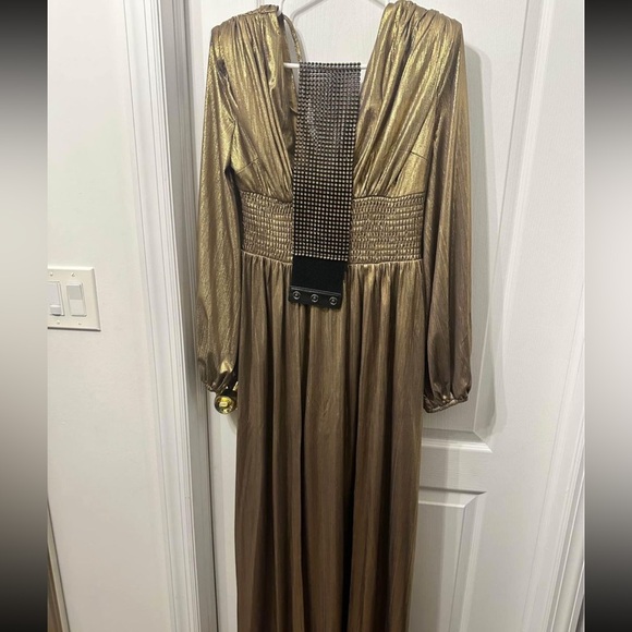 Gold dress. Size M. Worn one time for a photoshoot. Like New. - Picture 5 of 5